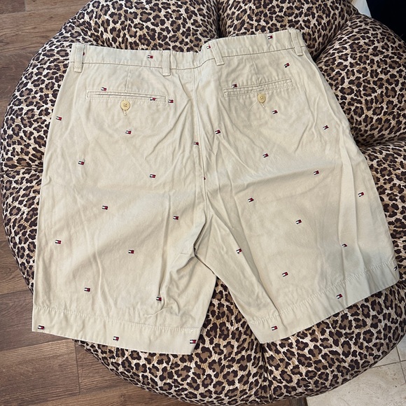 Tommy Hilfiger ￼ Embroidered Flag 36 Shorts ￼ - Picture 2 of 4